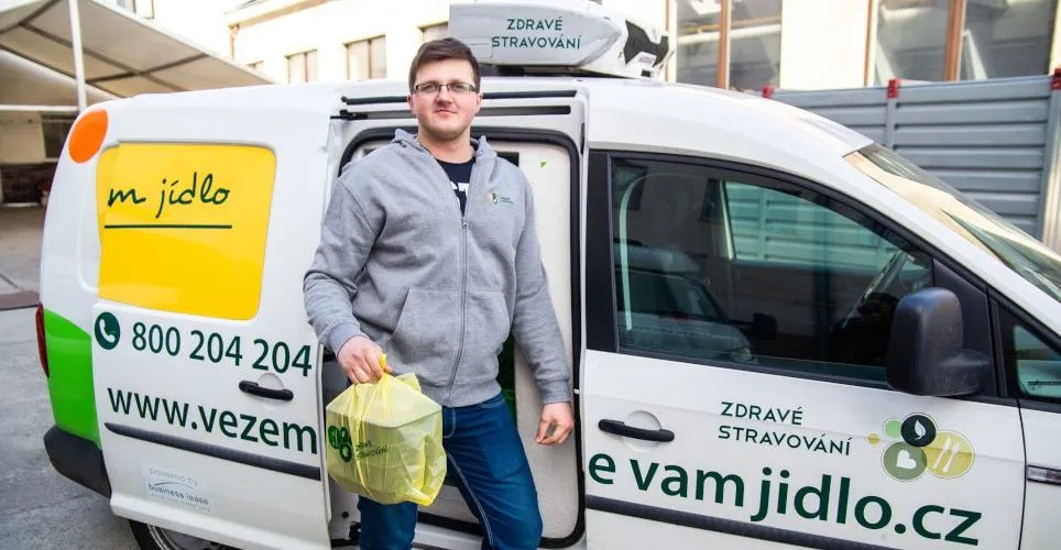 Zdravé stravování driver carrying a bag of meals