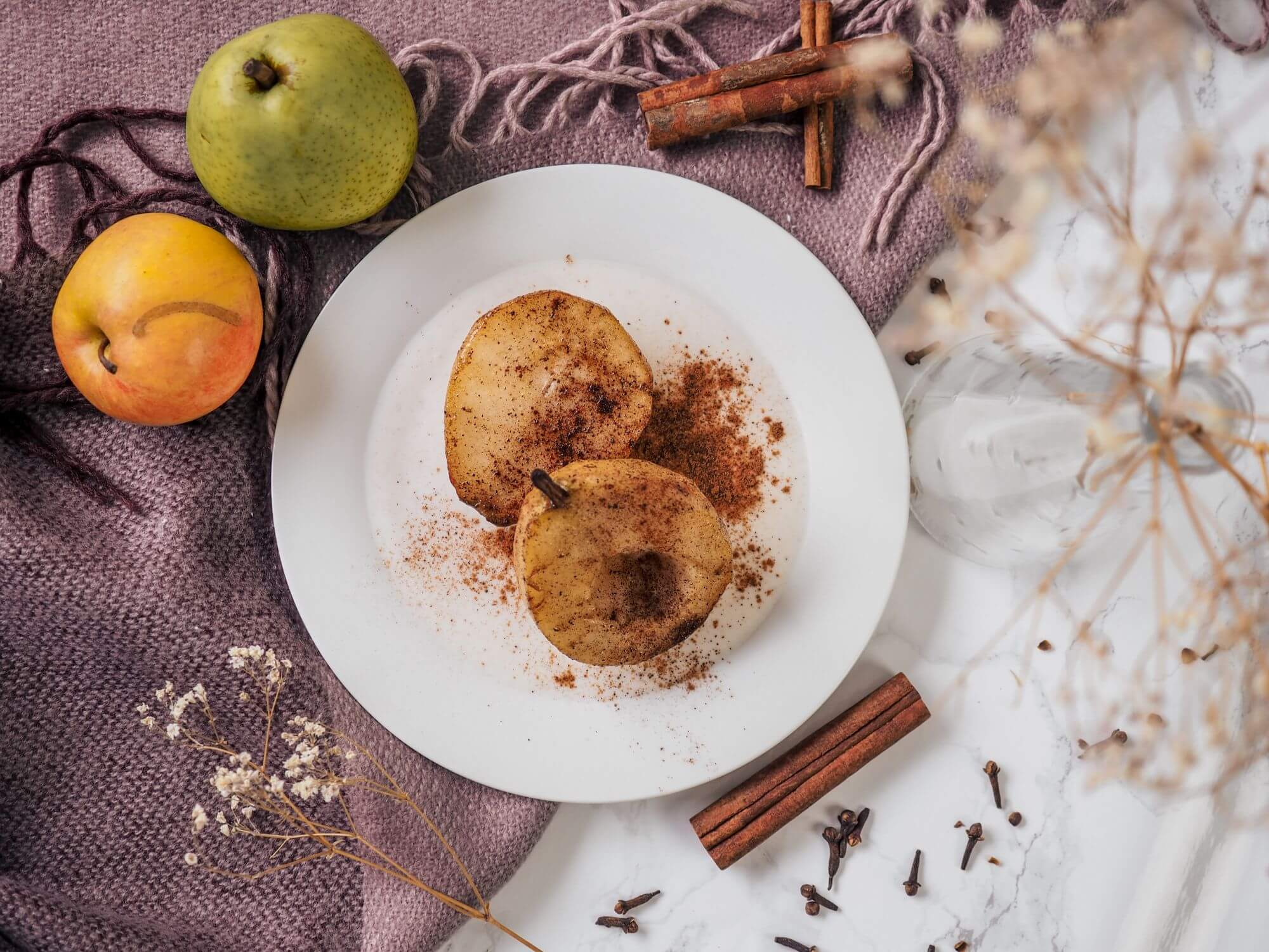 Baked pears with plain yoghurt