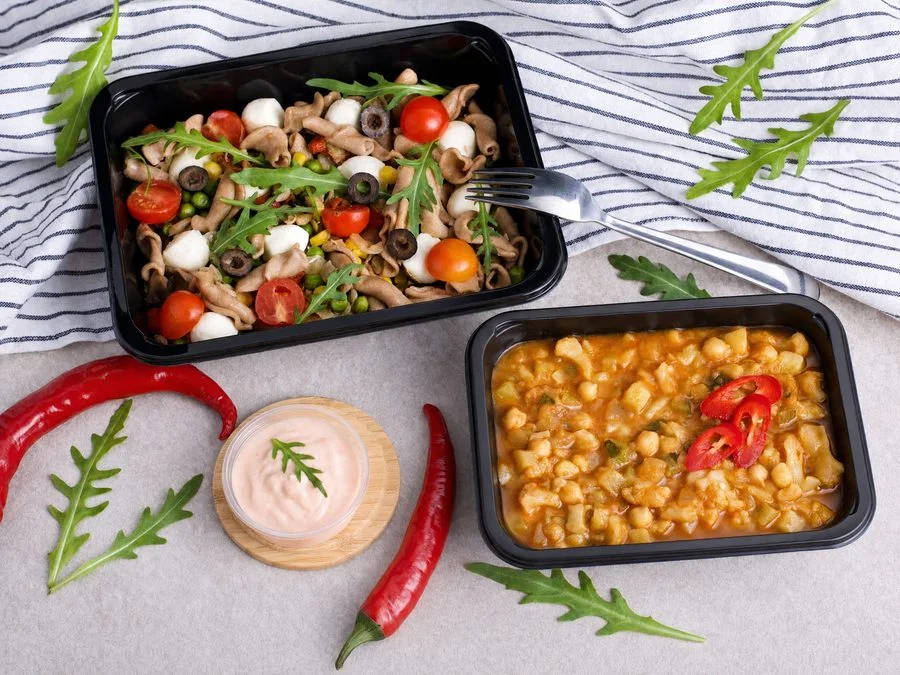 Celozrnné těstoviny s mozzarellou a vege curry polévka v krabičkách