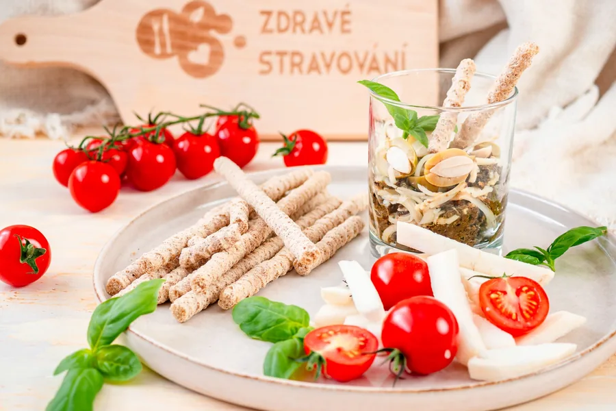 Celozrnné tyčinky s cherry paradajkami a syrom, program KOMBI WEEK