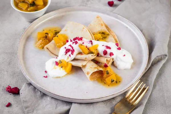 Palacinky s broskyňovo-mätovou omáčkou a kyslou smotanou, program PRE MAMY