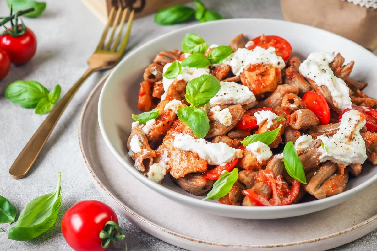 Wholegrain pasta with chicken, ricotta and tomato sauce, PROTEIN + program